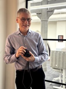 Klaus Carlander med kameran i högsta hugg